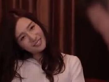 憧れの女性上司のエロ誘惑に大暴走したDT部下が何度射精しても萎えない絶倫中出し童貞フェラのエロ動画