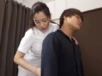 施術中に互いに欲情したデカパイマッサージ師と客が個室でこっそりパコる様子巨乳お姉さん盗撮のエロ動画