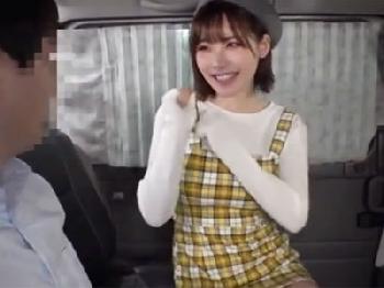 アイドル越えのルックスを持つ美形少女が素人の一般男性をご奉仕美少女フェラ手コキのエロ動画