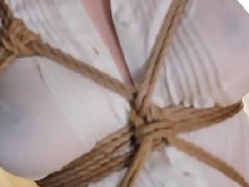 拘束緊縛マニアで荒縄が食い込むほどにイッてしまうドマゾ妻巨乳人妻3Pのエロ動画