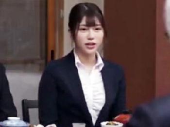 出張先の温泉宿で新人のオフィスレディに逆夜這いされ朝から晩までパコ三昧美少女痴女OL顔射のエロ動画