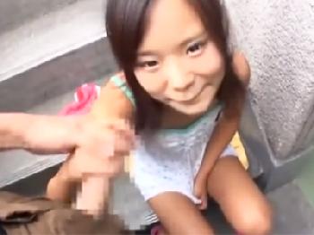 つるペタ童顔少女との野外性交記録がやばすぎる…ロリ中出し潮吹きのエロ動画