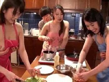 奥様たちは欲求不満！息子を連れたホームパーティーエロ企画で母子を入れ替えての大スワッピング巨乳痴女近親相姦乱交のエロ動画