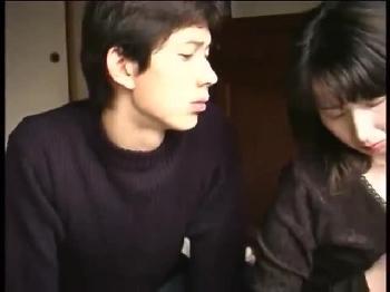 息子の童貞ペニスに心配になった大きいオッパイマダムがご奉仕禁断姦淫！巨乳人妻近親相姦のエロ動画