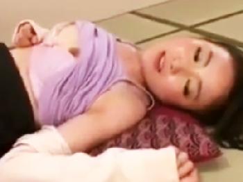 『こんな事‥やめて下さい‥』夫の寝ている横で義父に中出しされる美人な嫁巨乳人妻熟女レイプ近親相姦のエロ動画