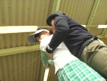 ゴルフ教室で童顔少女にペニスのしゃぶり方を教える糞インストラクター素人ロリ顔射フェラ痴漢のエロ動画