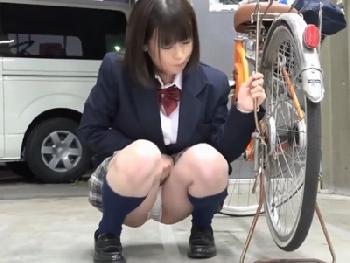 恥ずかしがりながらも自分からパンツ見せてくる女子校生に誘われて…美少女ロリ痴女のエロ動画