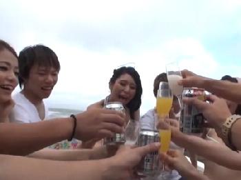 陽キャ＆ギャルたちの青姦乱交場に潜入！青空の下で開放的乱交巨乳お姉さんハメ撮りのエロ動画