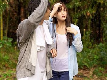 BBQ中に突然のゲリラ豪雨に襲われ遭難小屋で朝まで二人きりになり‥巨乳美少女顔射のエロ動画