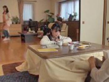 こたつの中で妹の友人にちょっかい出して生ハメ巨乳女子校生美少女のエロ動画