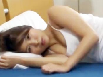 義理弟が勉強中に谷間を見せつけて誘惑→近親中出しSEXに発展巨乳お姉さん近親相姦のエロ動画