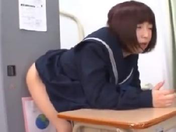 学校中に生えてるイチモツを手コキフェラチオ抜きしちゃう女子校生美少女のエロ動画