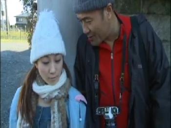 成人女性に子供の格好させて中年男に欲望の母親にハメテもらう素人痴女コスプレ中出しフェラのエロ動画