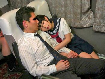 男を求めて夜行バスに乗り寝静まった車内でHな悪戯をしかける女子校生巨乳美少女痴女中出しのエロ動画