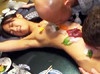 料理と一緒に差し出された美形少女を無慈悲男達が美味しそうに輪姦美少女顔射潮吹き乱交のエロ動画