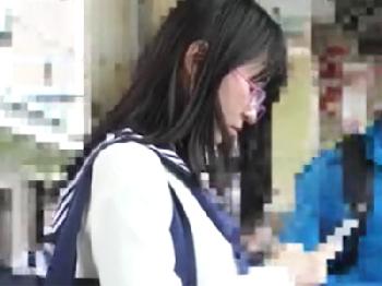 セーラー服のめがねっ娘女子校生をストーキングして痴漢レイプ！→立ちバックで中出し美少女のエロ動画