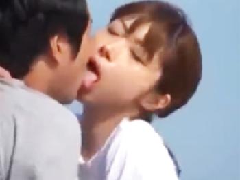 オンナ盛りの漁師の嫁が大海原を背に船の上で大胆な青姦ファック人妻顔射露出のエロ動画