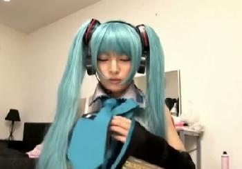 美デカパイの神カワギャルが初音ミクコス！着衣のまま大量中出し交尾巨乳美少女ロリコスプレのエロ動画