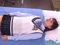 保健室で休んでる女子校生にムチャぶりゲーム→罰ゲームで3Pしちゃう男子学生美少女ロリ痴女顔射のエロ動画