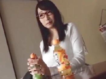 地味系な真面目っ子がオジサン棒を膣奥までぶち込まれ身悶えイキ！巨乳お姉さん中出し蓮実クレアのエロ動画