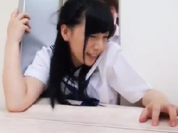 事故でエレベーターの扉に巨大お尻が挟まれ抜けなくなった女子校生に勝手に中出しW巨乳美少女のエロ動画