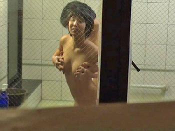 草食系ダンナに満足できない絶倫妻が内緒でこっそり浮気H人妻中出し盗撮露出湊莉久のエロ動画