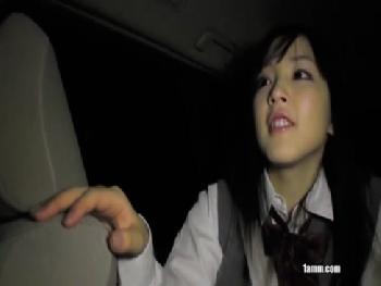 車の中で激しくヤラれる女子校生・・なんか犯罪臭が漂っている・・巨乳美少女のエロ動画