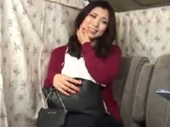 蠱惑的な雰囲気の素人主婦ナンパ！車内に連れ込みその場で中出し！人妻熟女のエロ動画