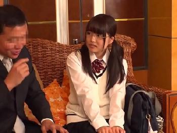 「すごぃ…気持ち良かった♡」メガネの大人しそうな女子校生なのに性行為なると豹変→オッサンを喜ばせる腰振り騎乗位美少女ロリめが...