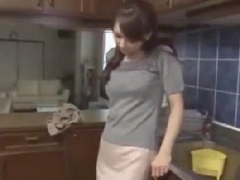 欲求不満が爆発して台所でオナニーしちゃうオバさん妻に男性器差出し→濃密フェラチオ奉仕開始人妻熟女手コキのエロ動画