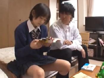 無防備な格好で漫画を読む美形少女女子校生にムラついたので即ずぼ中出し美少女のエロ動画