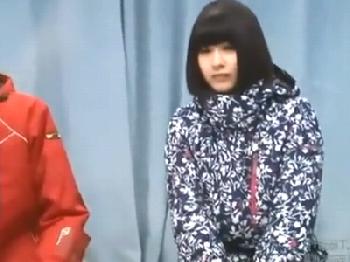 ゲリラ豪雨から逃れるため部下とネカフェに入るもスケスケのシャツに欲情して‥美少女OLレイプのエロ動画