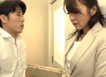 真面目で仕事熱心な熟女性教師に恋をしてしまった生徒…お互いに色情して肉体関係にW女教師めがねのエロ動画