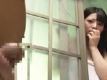 温泉から美形少女が上がるとオジサンがパンツ嗅ぎながらシコってました！どうする巨乳美少女痴女フェラ上原亜衣のエロ動画