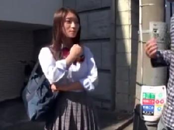 まだアソコの毛も未処理なガチ女子校生をナンパして中出しのエロ動画