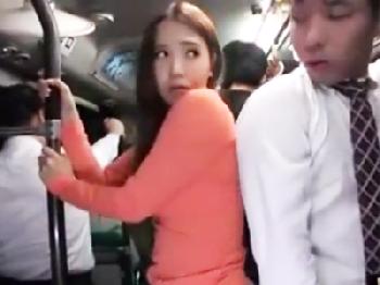 バスで密着してしまって勃起する男と発情お姉さんがまさかの車内アナルファック！痴女痴漢のエロ動画