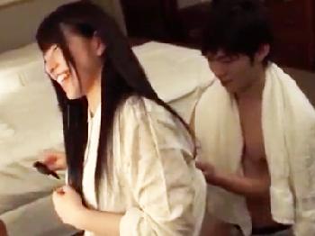 イケメン彼氏に悪戯されてじゃれ合い開始する彼女巨乳美少女上原亜衣のエロ動画