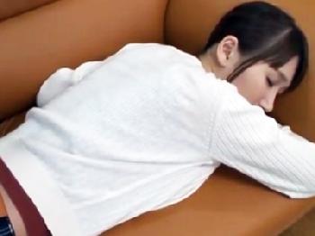 お昼寝タイムの巨大バストでムチムチの奥さんを半尻のままハメて凌辱凌辱巨乳人妻顔射レイプのエロ動画