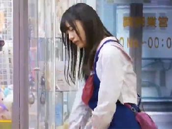 ゲーセン店員の美形少女がローター入れて働かされて崩れおちたところで陰茎お仕置き美少女レイプのエロ動画
