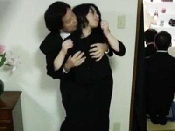 ダンナを亡くした未亡人が坊主に隠れてスリリング中出しSEX熟女パンストのエロ動画