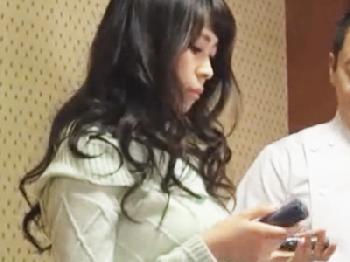 どすけべマッサージ師のテクで発情！大きいオッパイ妻が肉棒にしゃぶりつき中出し浮気W巨乳人妻盗撮のエロ動画