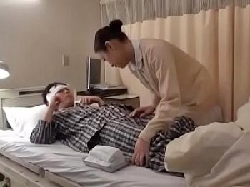 お堅い看護師が患者の清拭で欲情しお願いしてないのに凄いテクSEXお姉さん痴女看護婦のエロ動画