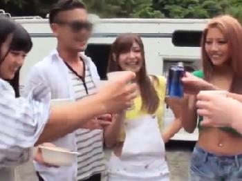 BBQ場でナンパした尻軽ド淫乱ギャル達と青姦乱交パーティー美少女お姉さん顔射露出のエロ動画
