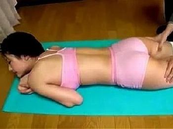 淫らな姿で自宅ヨガをやってるエチエチ姉！完全に男を誘ってる姿に発情禁断セックス巨乳お姉さん痴女コスプレ近親相姦のエロ動画