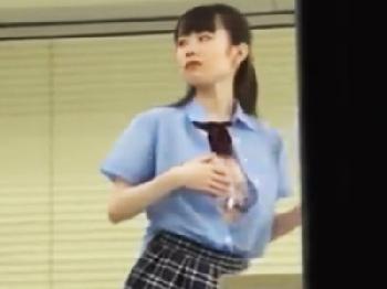 美巨乳の生徒女子校生を覗き見してたら色情して職員室で生ズボ婦女暴行美少女顔射フェラレイプのエロ動画