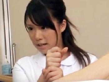 入院中の患者の自慰行為を見つけた看護師がシコシコお手伝いからの筆おろし性行為巨乳お姉さん童貞看護婦盗撮のエロ動画
