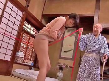 義理の父にM願望を開花させられた嫁→長い舌を絡ませて義理の父と激しく近親パコ巨乳人妻近親相姦大槻ひびきのエロ動画