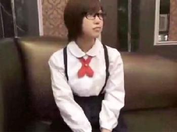 メガネの似合う大人しい巨大乳房美形少女がハメ撮りに緊張しつつもアクメまくり巨乳素人美少女のエロ動画