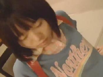 ぷっくりマンコが完全に小●生な童顔娘に中出しロリのエロ動画