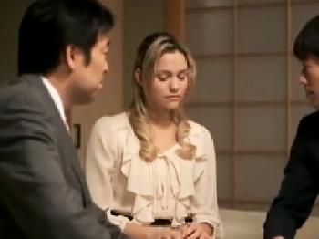 会社の取引の道具として中出しSEXさせられる人形さんみたいな白人きれいなお姉さんギャル痴女のエロ動画